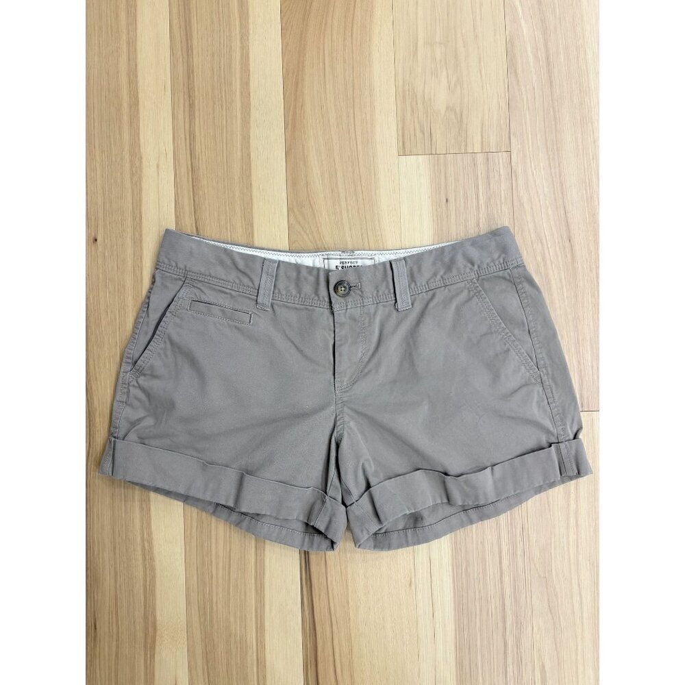 Old Navy Perfect 5" Khaki Shorts Low Rise Size 6 Beige Cotton Blend